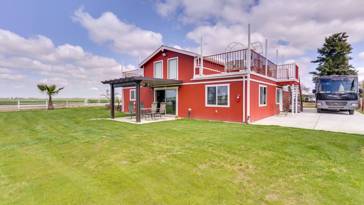 Tulare House | Rustic California Vacation Rental w/Rooftop Patio