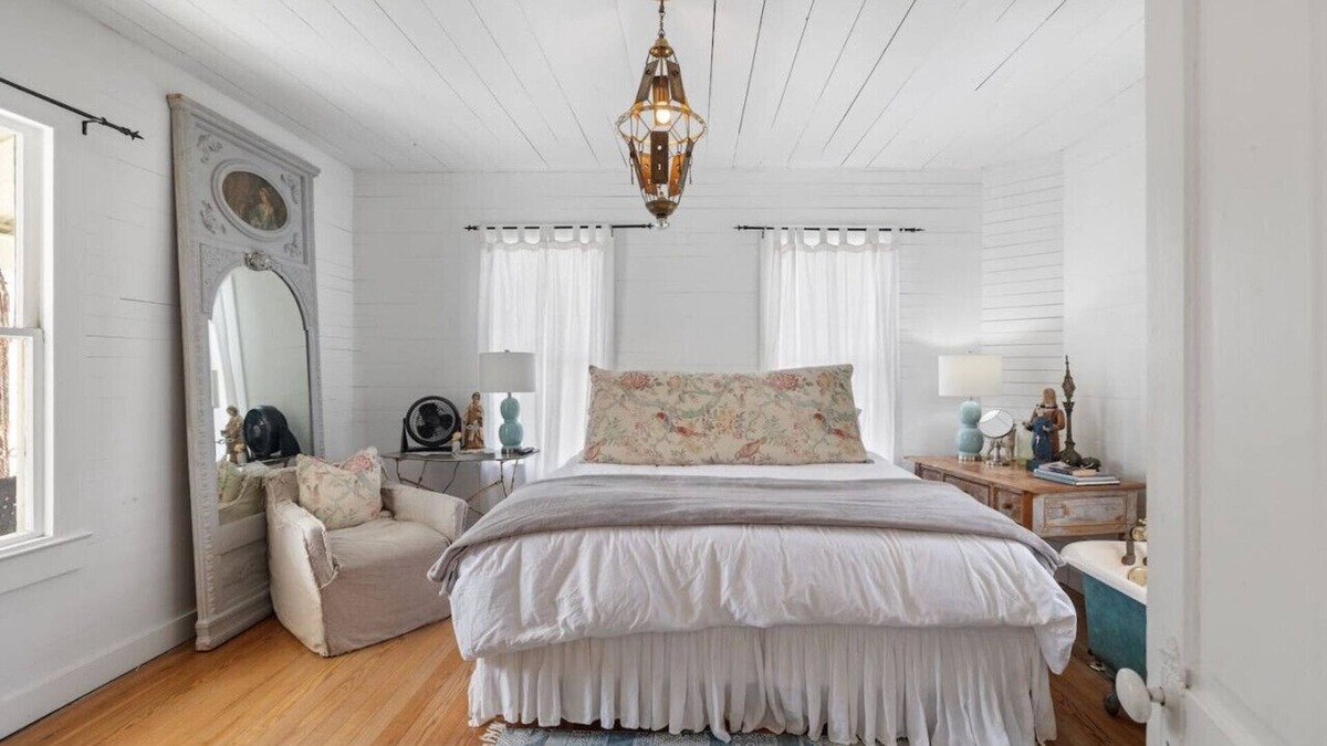 Warrenton House | Rustic Charm in our Quaint Round Top Farmhouse!
