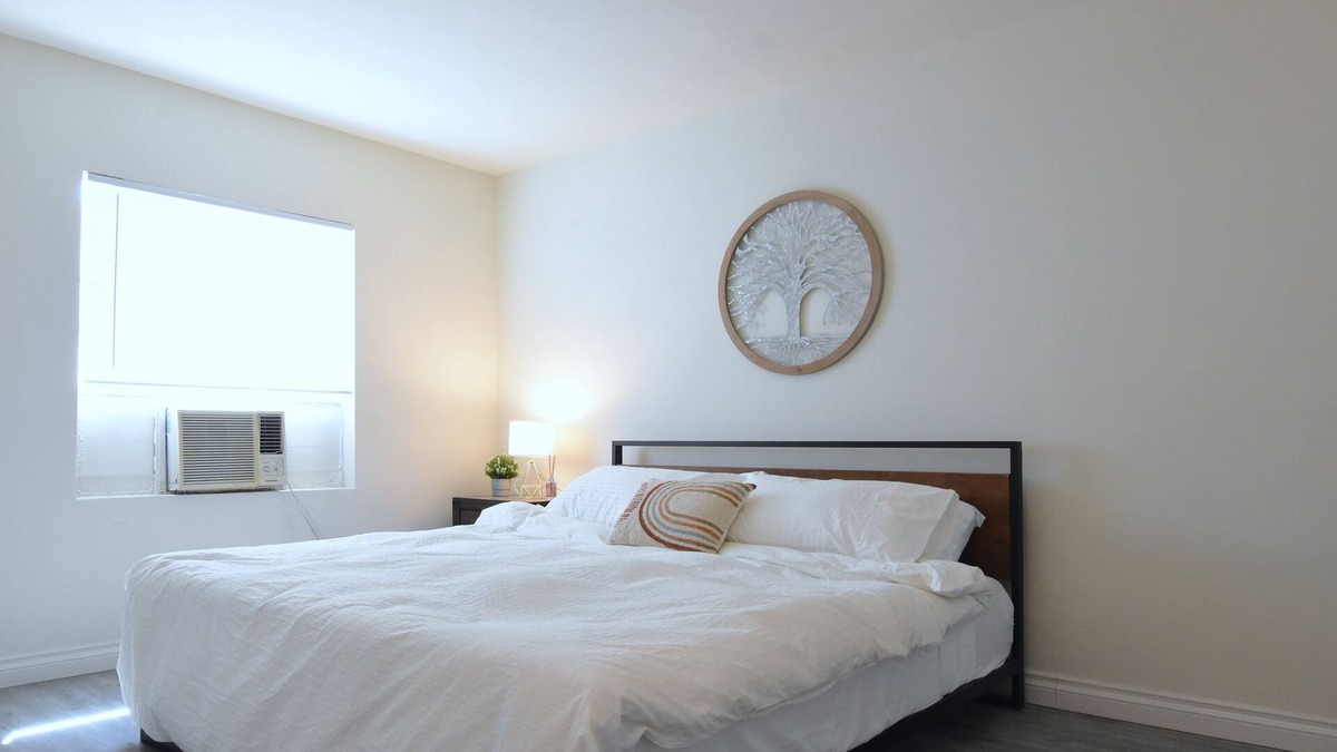 Burbank Apartment | Rustic Charm King Bed Sofa Bed WiFi Burbank