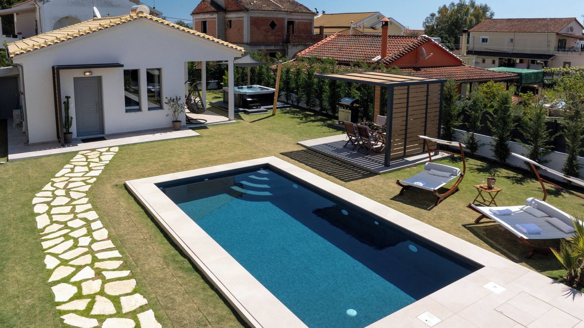 Petriti Villa | Rustic Charm Villa with Private Pool ,Hot Tub and 3 minutes walk to the beach