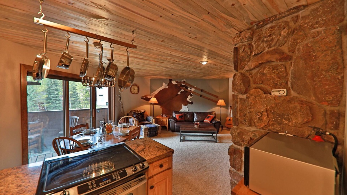 Old Town Condo | Rustic Condo with Modern Amenities, Free Bus &Walk to Slopes-Adventure Awaits!