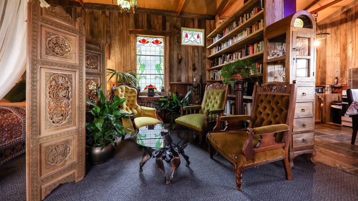 Kingston Apartment | Rustic cosy retreat, with library, fireplace, films and a Four Poster Bed.