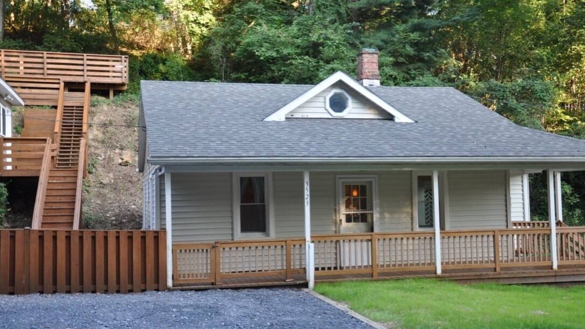 Knoxville Cottage | Rustic Cottage near the Potomac River