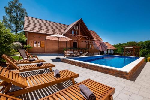Kravarsko House | Rustic Cottage With Heated Pool - Happy Rentals