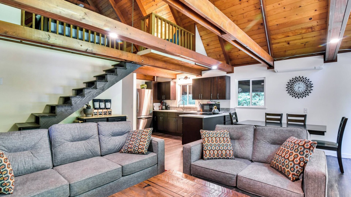 Mount St. Helens Cabin | Rustic Cougar Cabin w/Wood-Burning Fire Pit!