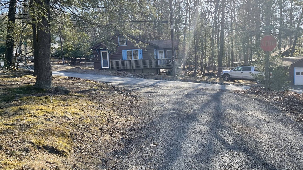 Tafton Cabin | Rustic Cozy Cabin just yards from the lake!