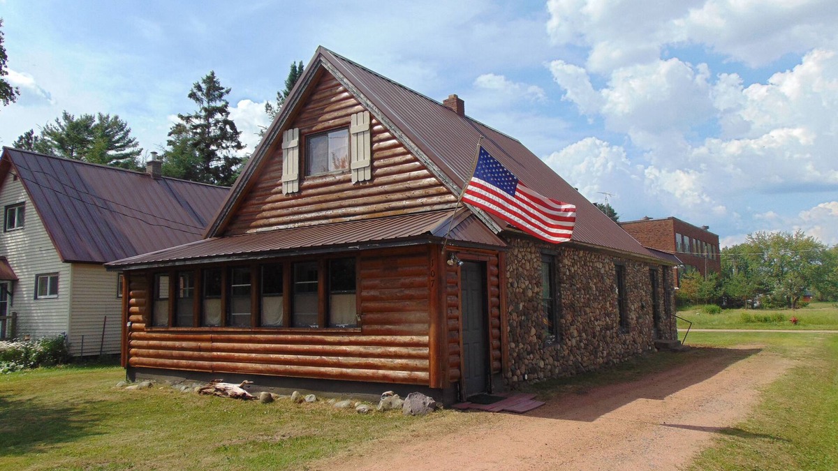 Trout Creek House | Rustic Cozy Cottage! Snowmobile,ATV Trails, Bond & Agate Falls, Bruce Crossing!