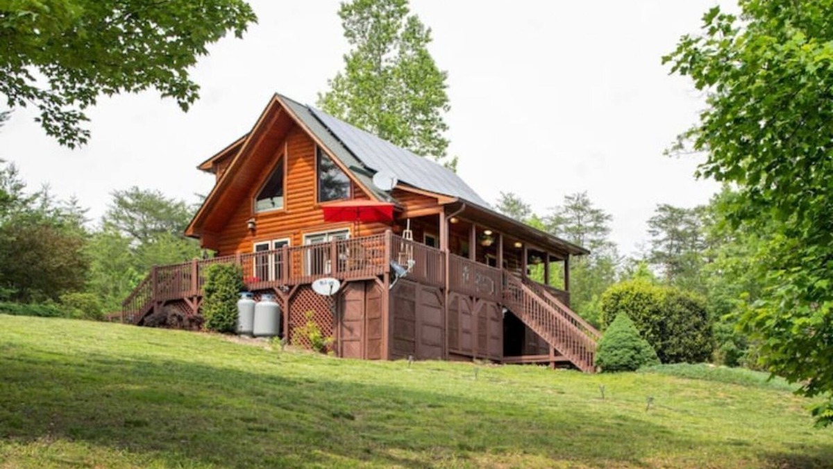 Sweetbriar Farms Cabin | Rustic Eco-friendly Log Cabin Stunning Views 2+acres