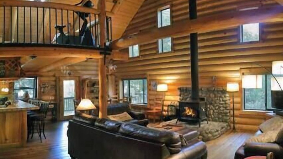 Idyllwild House | "Rustic Elegance - A Woodland Escape"