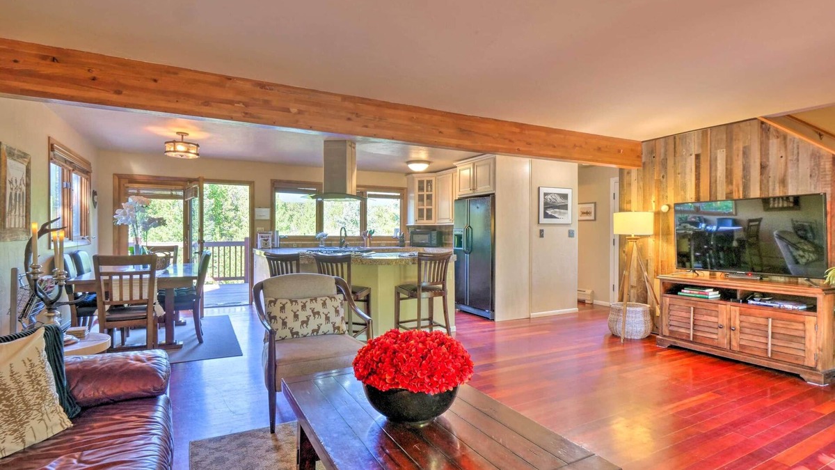 Breckenridge Heights House | Rustic Elegance- 10 min walk to Main, Mountain Views & Direct Access to Trails!