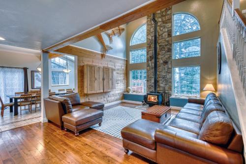 Kodiak House | Rustic Elegance 7 Bedrms 4 bath Cathedral Ceilings