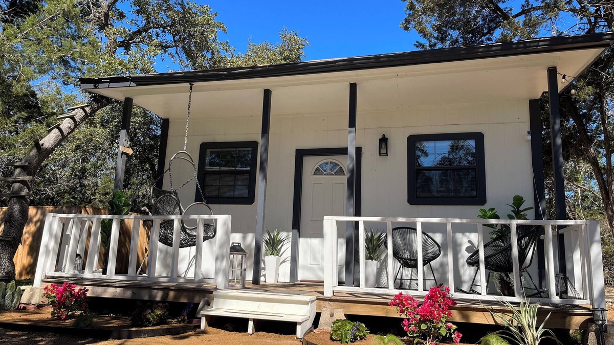Georgetown Cabin | Rustic Elegance: Experience Comfort and Style in Our Chic Cabin