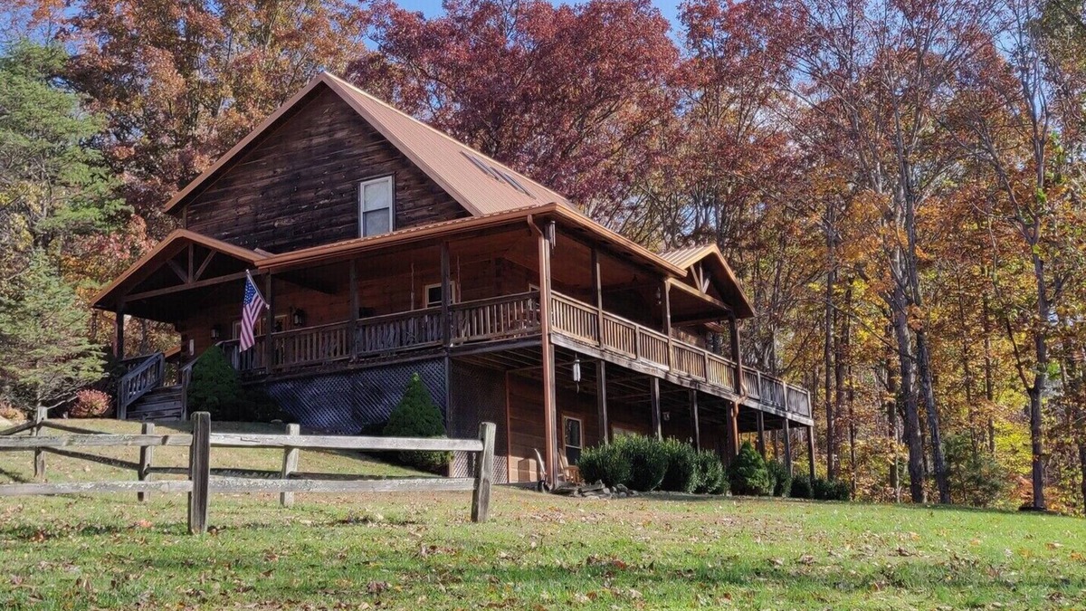 Nashville Cabin | Rustic Elegance Lodge - Picturesque 6 bedroom cabin, Hot Tub, Pool Table
