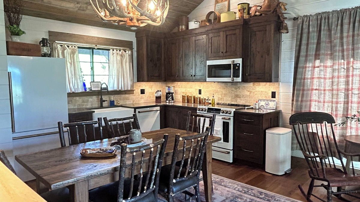 Gardiner Cabin | Rustic Elegant Cabin 5 Mns to YNP ~ Open Year Round