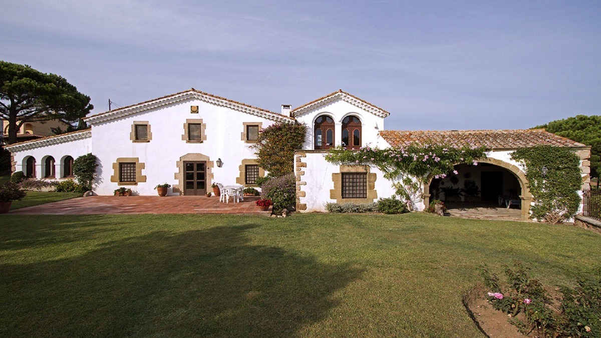 Castell-Platja d'Aro Villa | Rustic farmhouse with sea views, large garden and private pool.