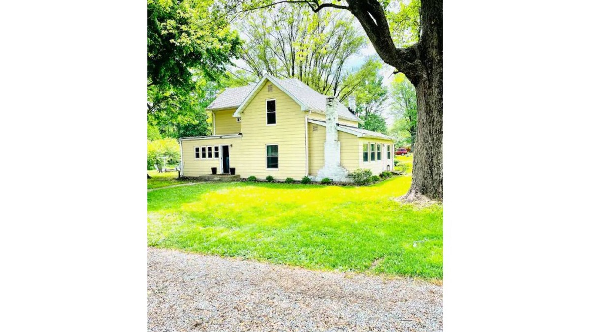 Mount Comfort House | Rustic Farmhouse with Spacious Wooded Lot