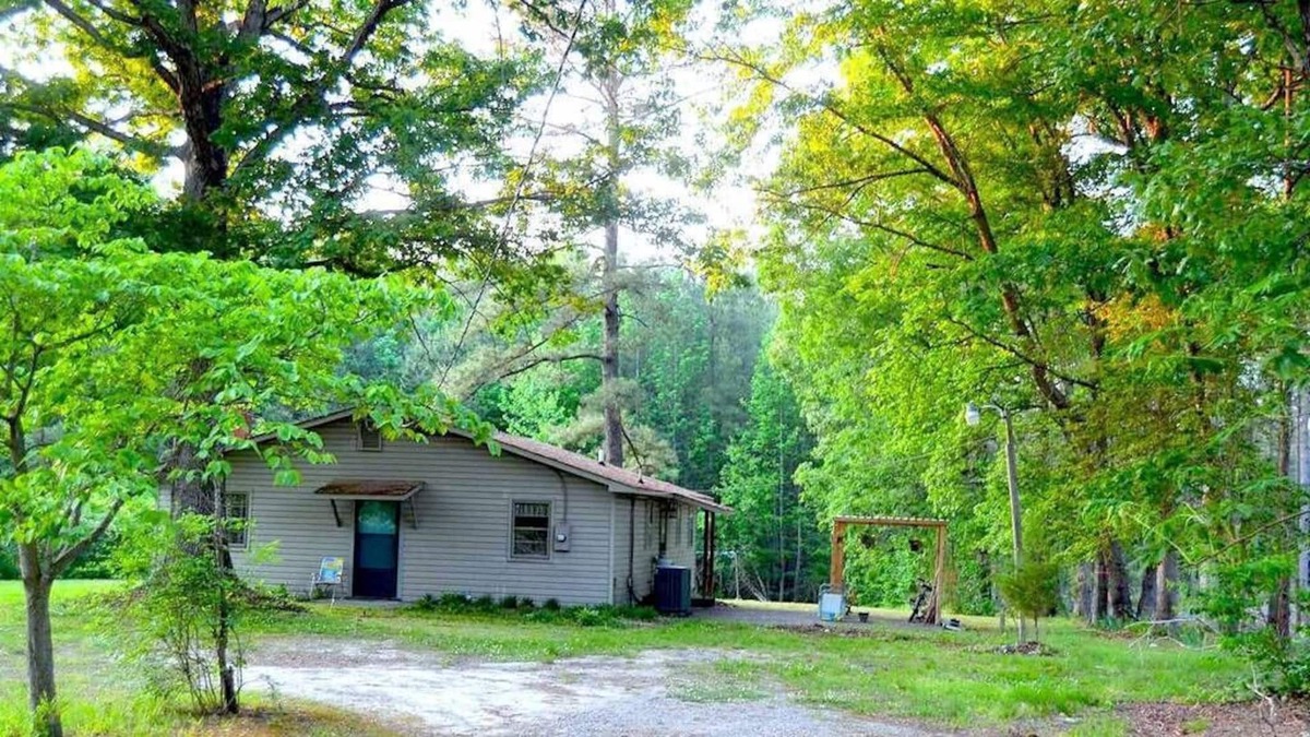 Capron House | Rustic Getaway on 58