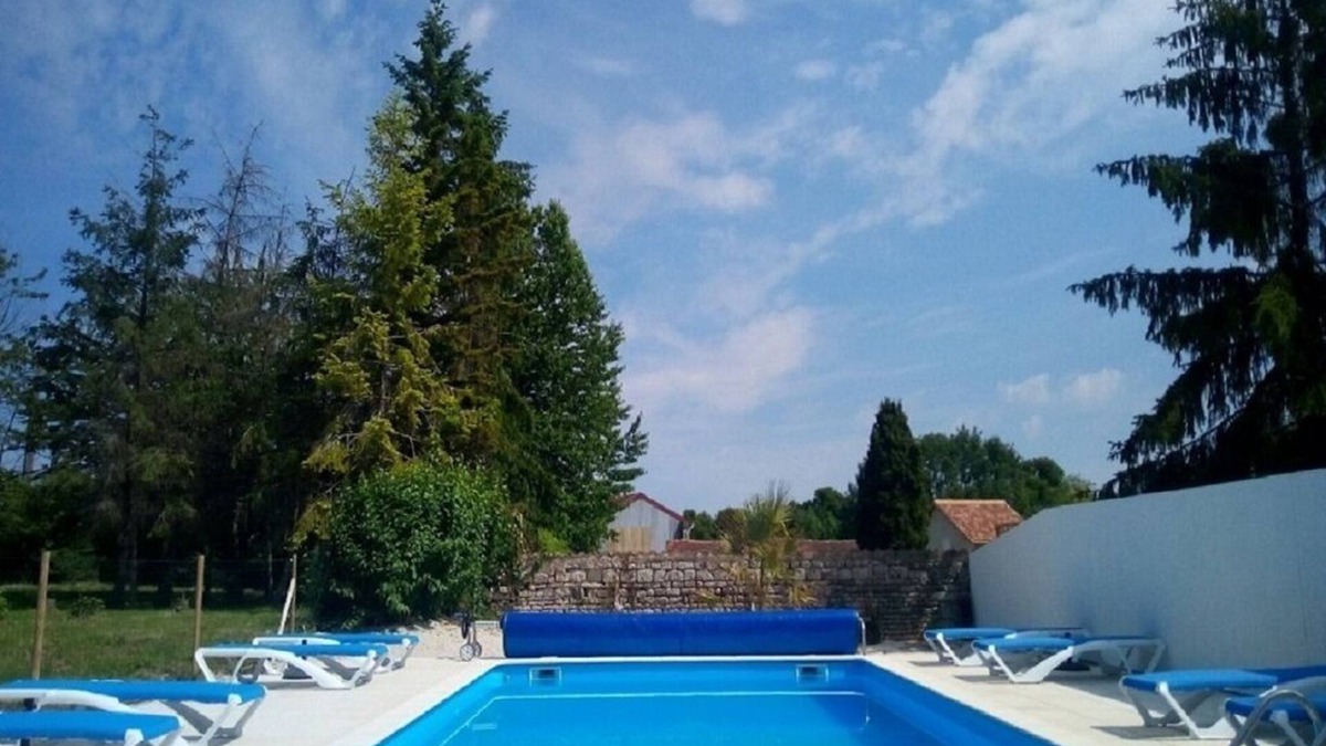 La Bataille House | Rustic gite sleeps 6, with exclusive use of own private heated saltwater pool