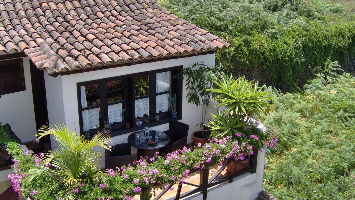 El Guincho Apartment | Rustic holiday home with balcony and sea view