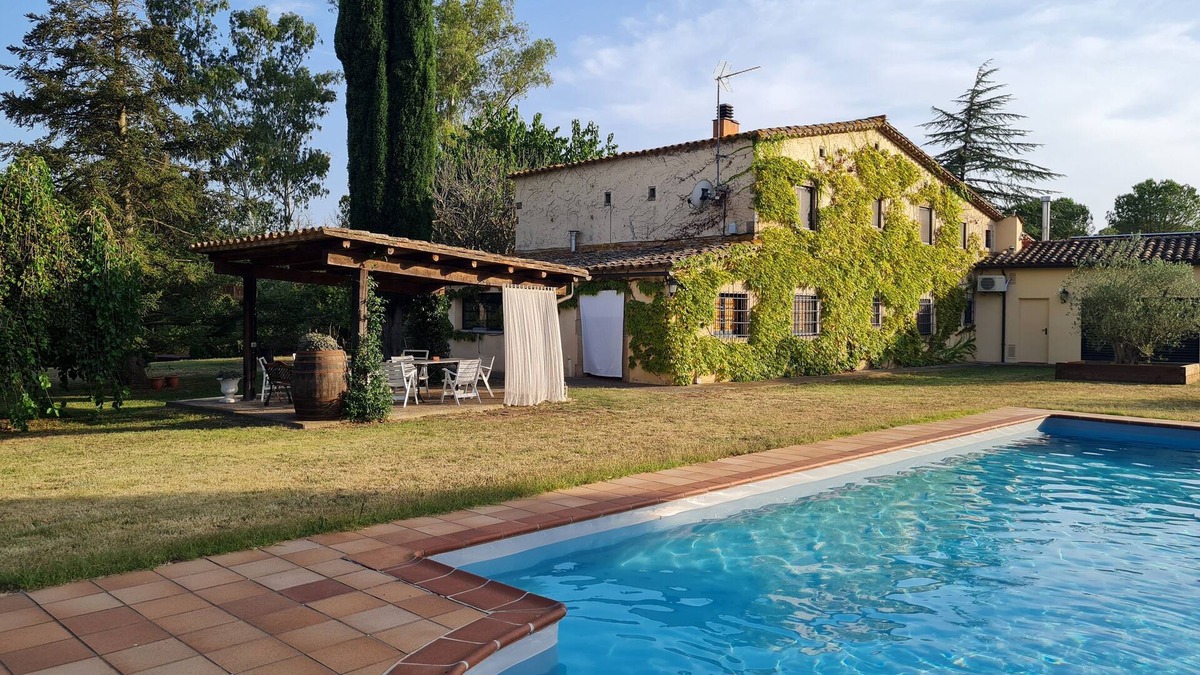 Llambilles Other | Rustic house surrounded by forests and crops, ideal for relaxing vacations.