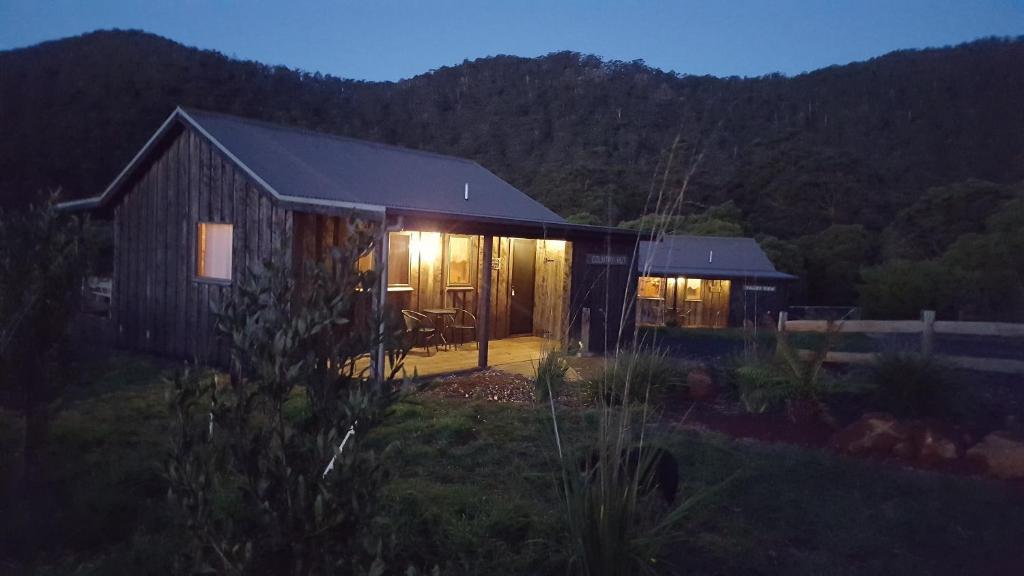 Penguin Bed & Breakfast | Rustic Hut Bush Retreat