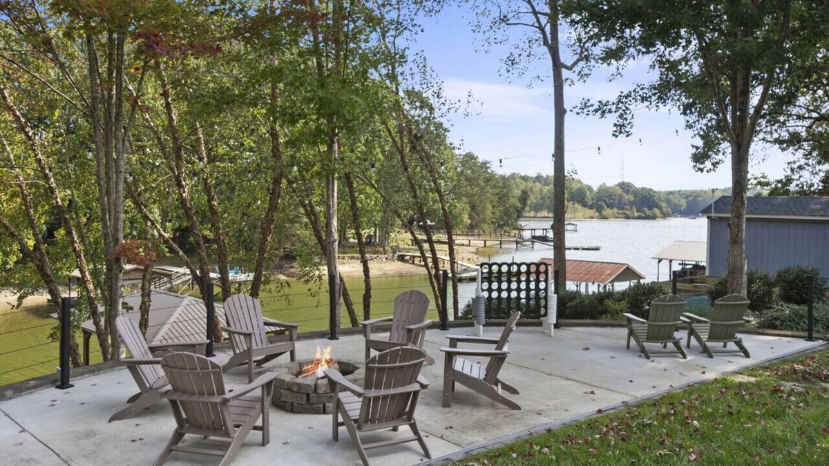 Troutman House | Rustic Lakefront home with winery, state park, and more nearby! A perfect fall getaway!