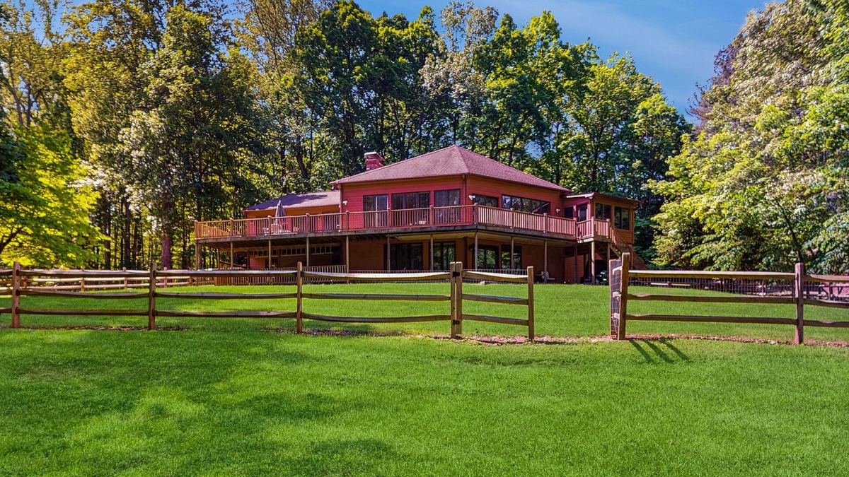 Bumpass House | Rustic lakehouse with views, kayaks, Wifi, Central AC & cozy firepit nights