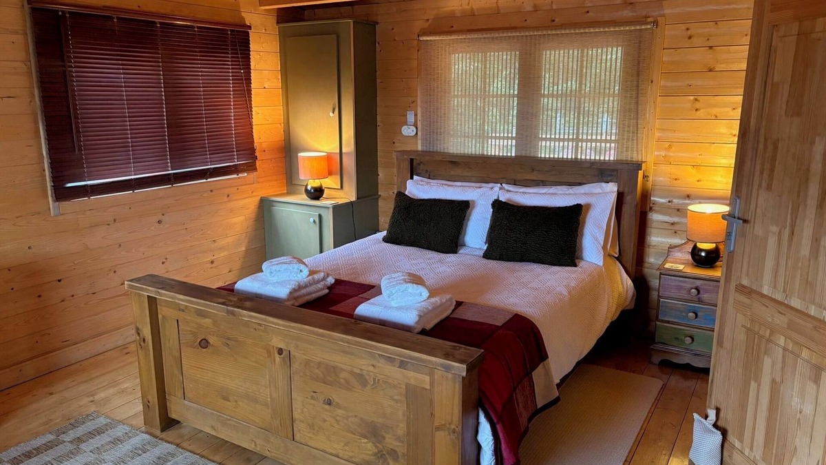 Waterlooville Cabin | Rustic Log Cabin Hideaway – Romantic Couples’ Retreat in South Downs