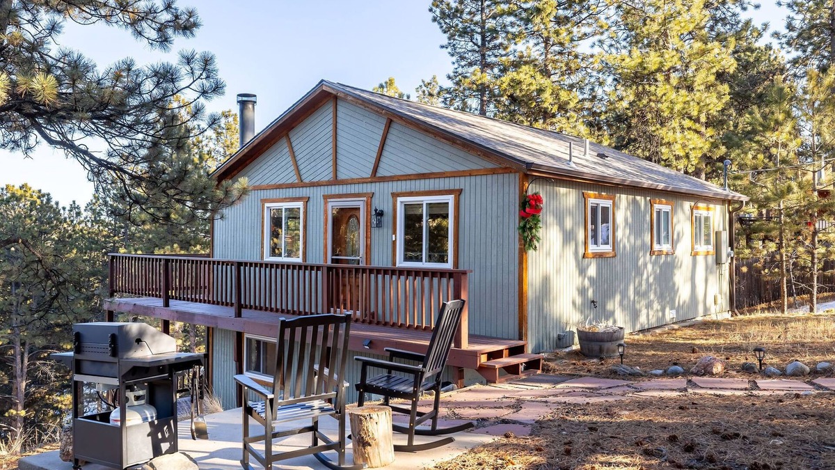 Bailey Cabin | Rustic-luxury cabin with fireplace, deck views & wildlife watching