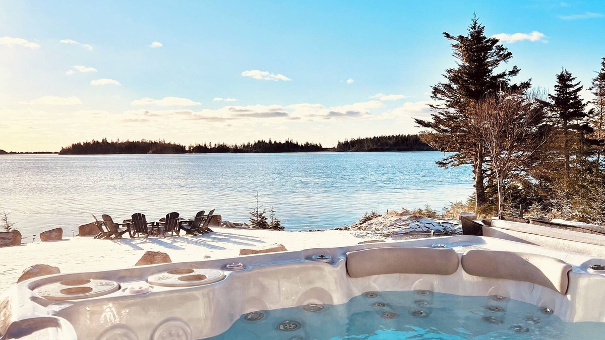 Saint Esprit Cottage | Rustic Luxury Lake Cottage with Private Hot Tub /FirePit /Kayaks /Sauna