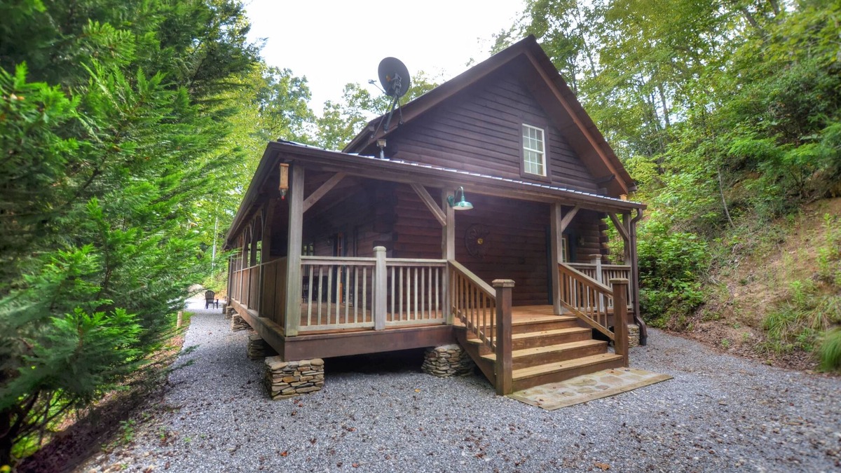 Bryson City Cabin | Rustic Moonshiner's Hideaway Cabin Near Bryson City and NOC