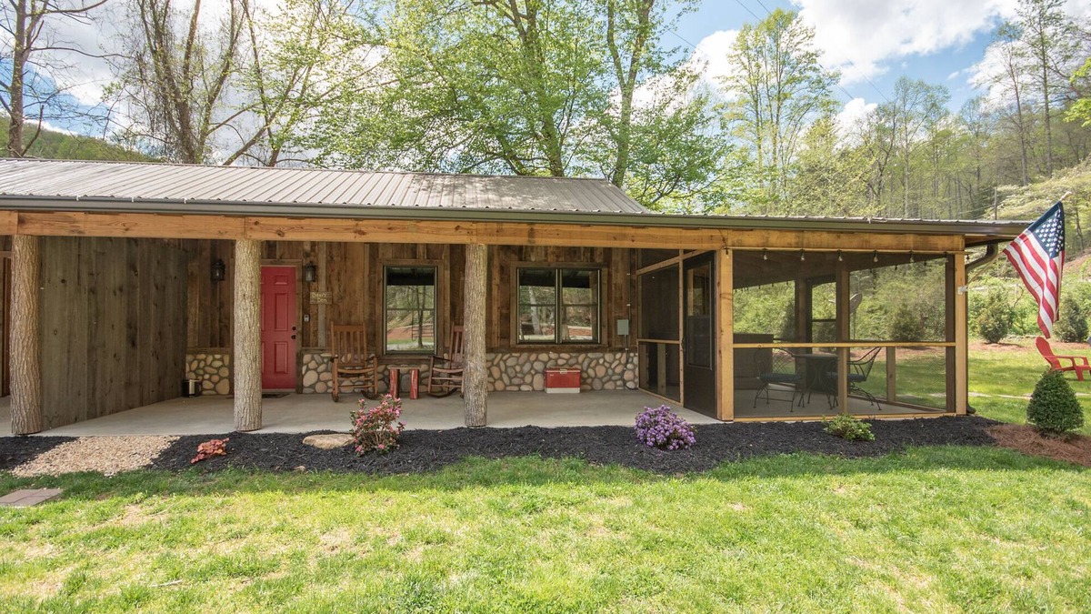 Franklin Cabin | Rustic, One Bedroom Cabin, Starlink Wi-Fi, Hot Tub, Firepit