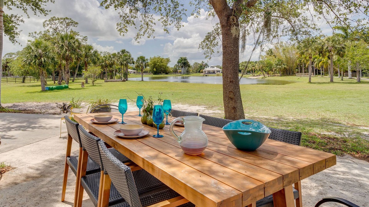 Palm City Cottage | Rustic Palm City Vacation Rental on Horse Farm