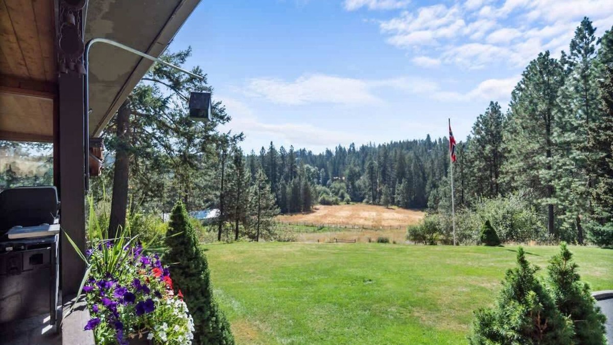 Spokane House | Rustic Private Farmhouse on the Little Spokane Riv