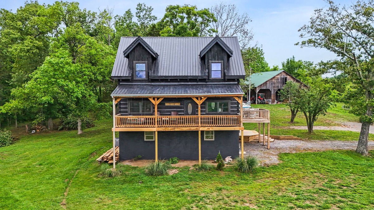 Mohawk House | Rustic & private log cabin in East Tennessee (dogs allowed!)