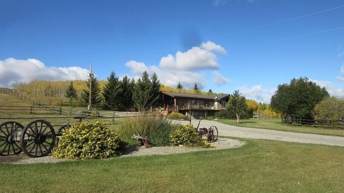 Division No. 3 House | Rustic Ranch House—LIVINGSTONE LODGE