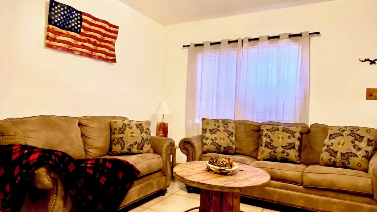 Carlsbad House | Rustic Retreat Cozy 2BR Fast Wi-Fi, Private Yard, Fully Stocked!