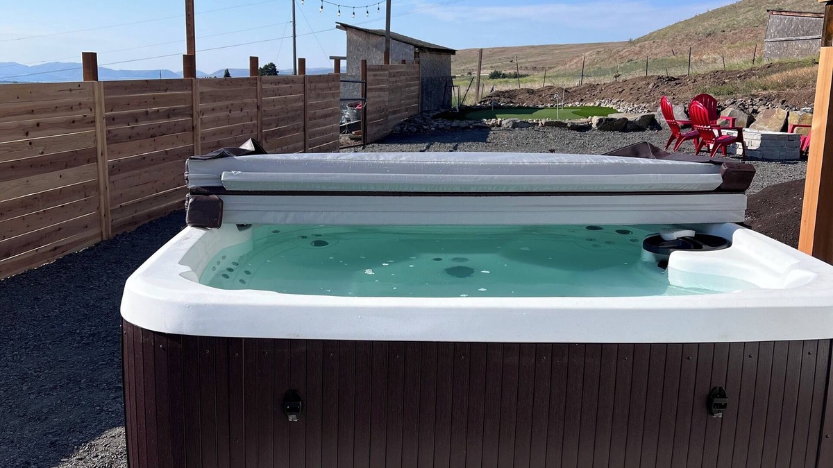 Ellensburg House | Rustic retreat for the whole family! HOT TUB, game room. SLEEPS 16+ Valley VIEWS