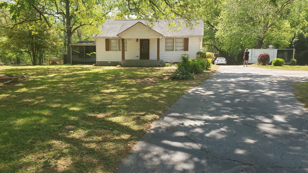 Stockbridge House | Rustic Retreat & Smokehouse Eats, 3BR Home, Event Space w/Food Truck Stockbridge