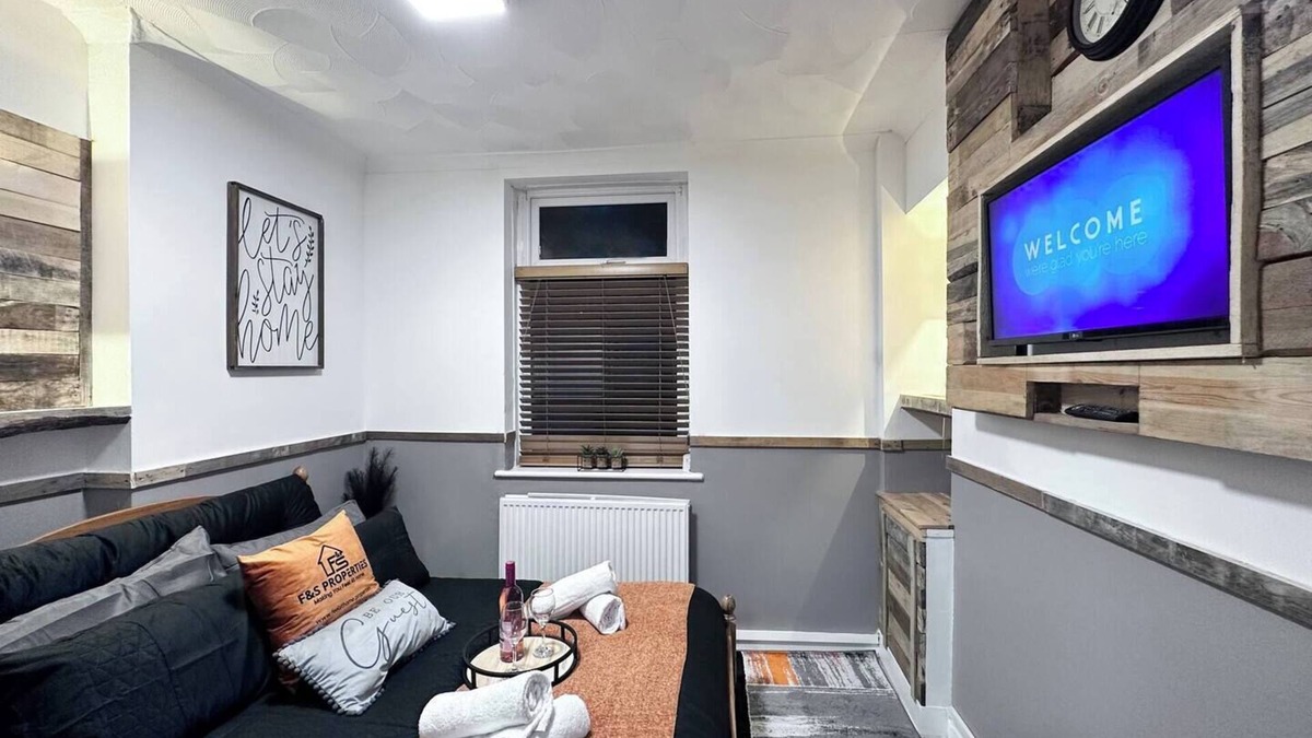 Rhondda Cynon Taff Apartment | Rustic Rhondda Retreat w/Hot Tub & Sauna - Ystrad