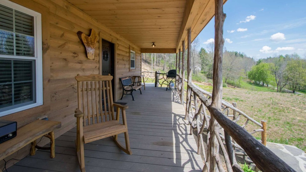 Tuxedo House | Rustic Ridge Getaway - Cozy Tiny Cabin Near Asheville and Blue Ridge Mountains