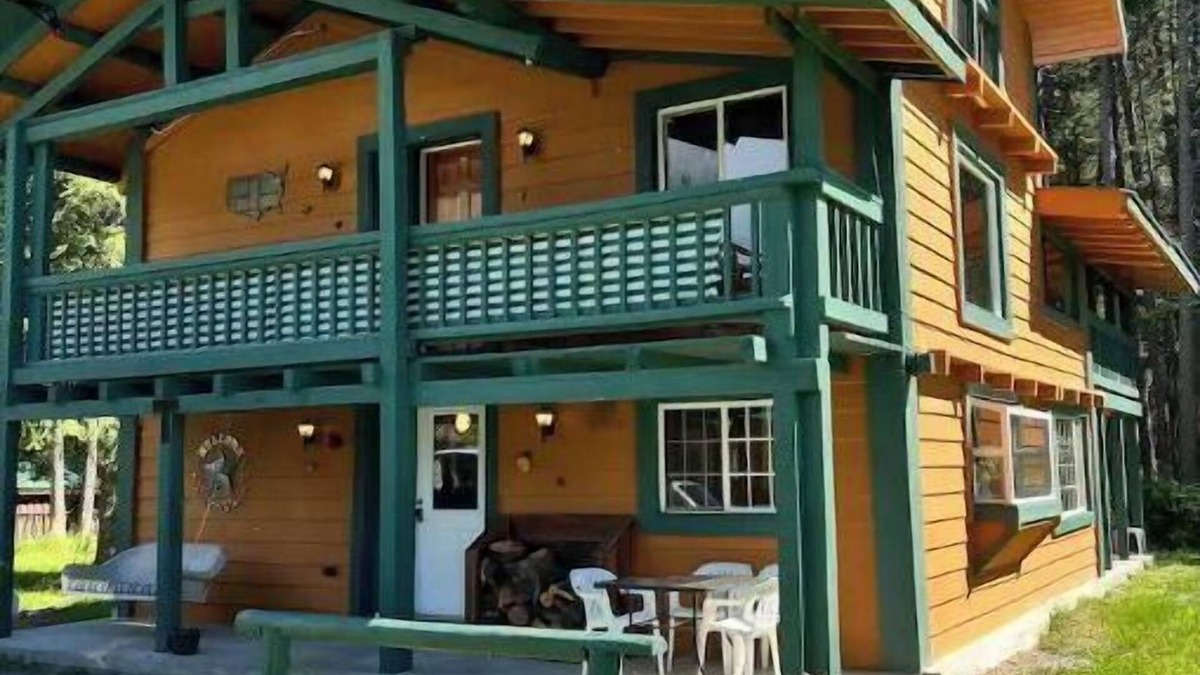 Bonners Ferry House | Rustic Ridge Lodge- perfect family holiday house.