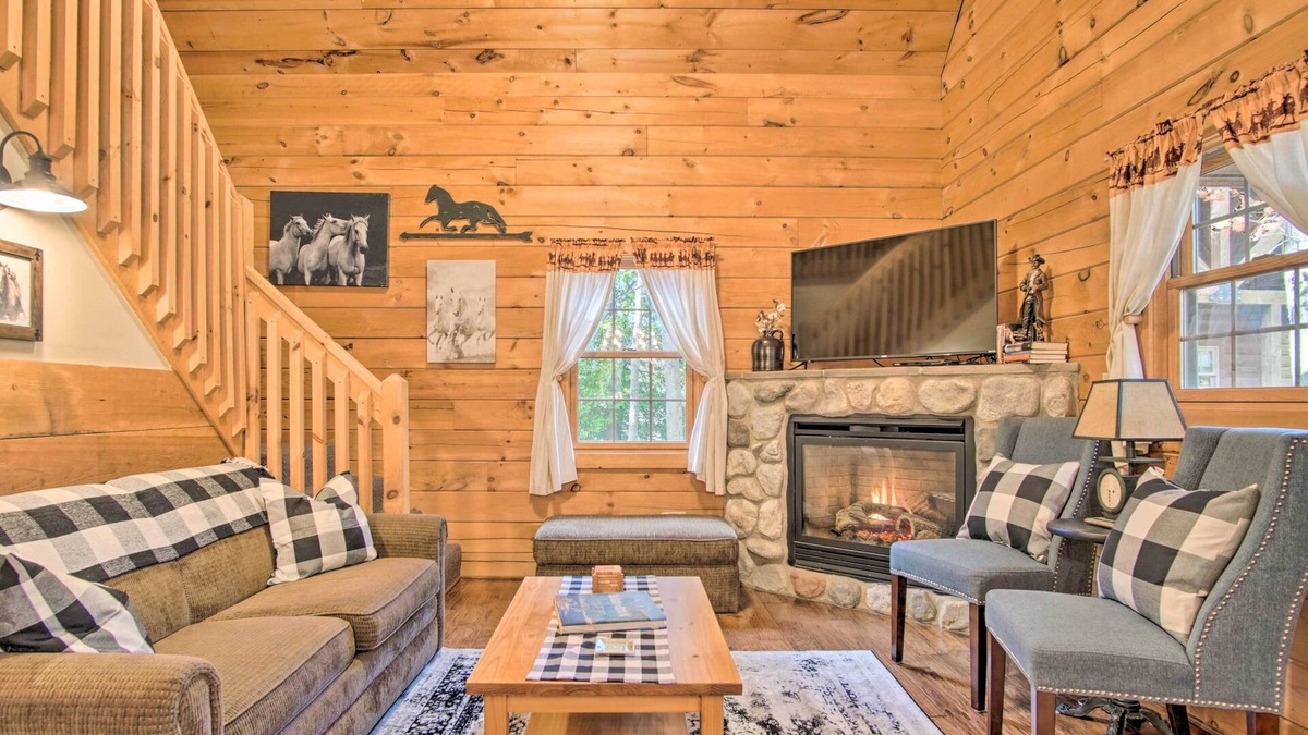Oceana County Cabin | Rustic Rothbury Cabin w/Resort Amenity Access!