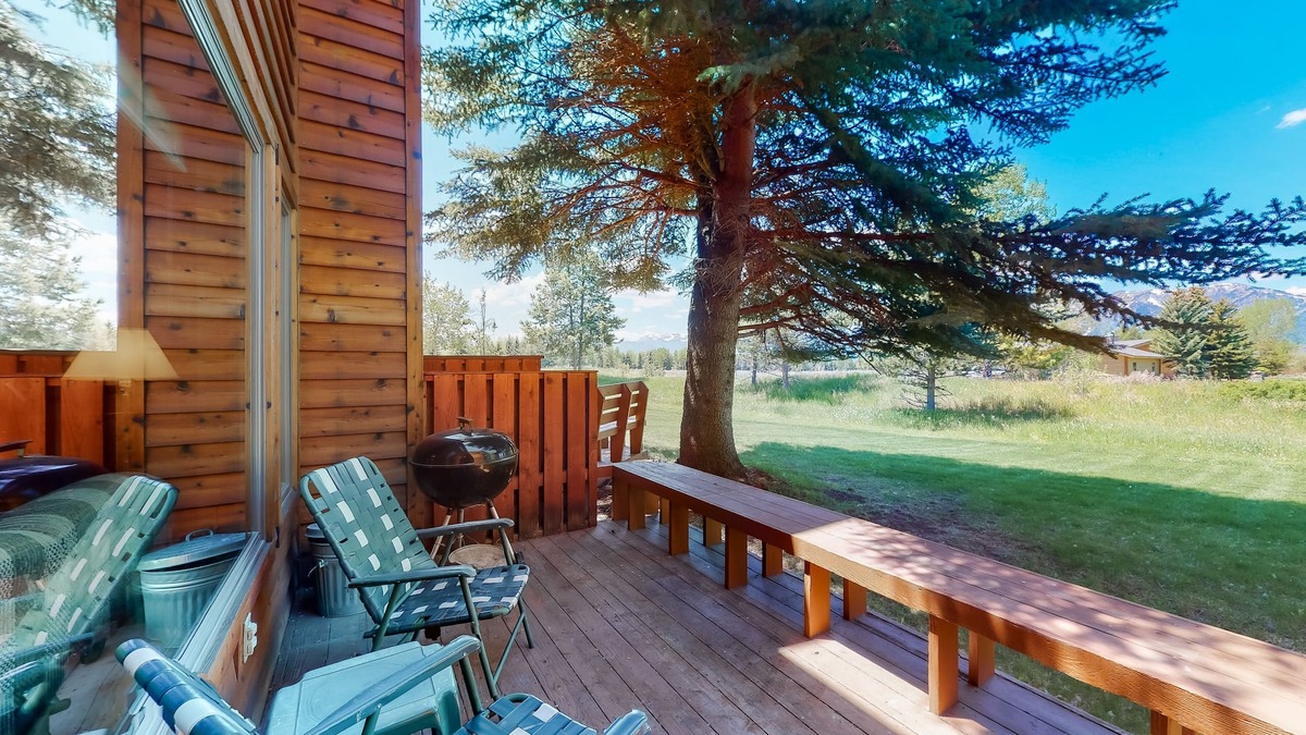 Jackson Hole Condo | Rustic townhome near golf course with private sauna & deck