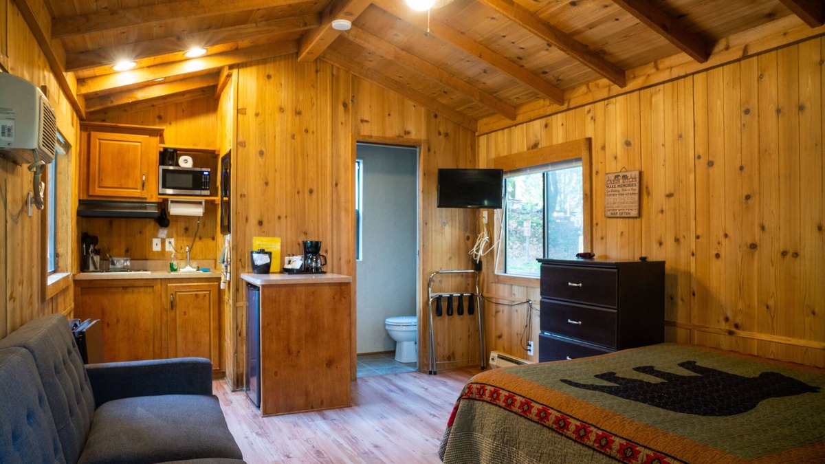 Garberville Cabin | Rustic vacation getaway