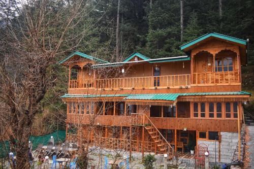 Banjar Bed & Breakfast | Rustic wood house - A village home stay in Jibhi Valley