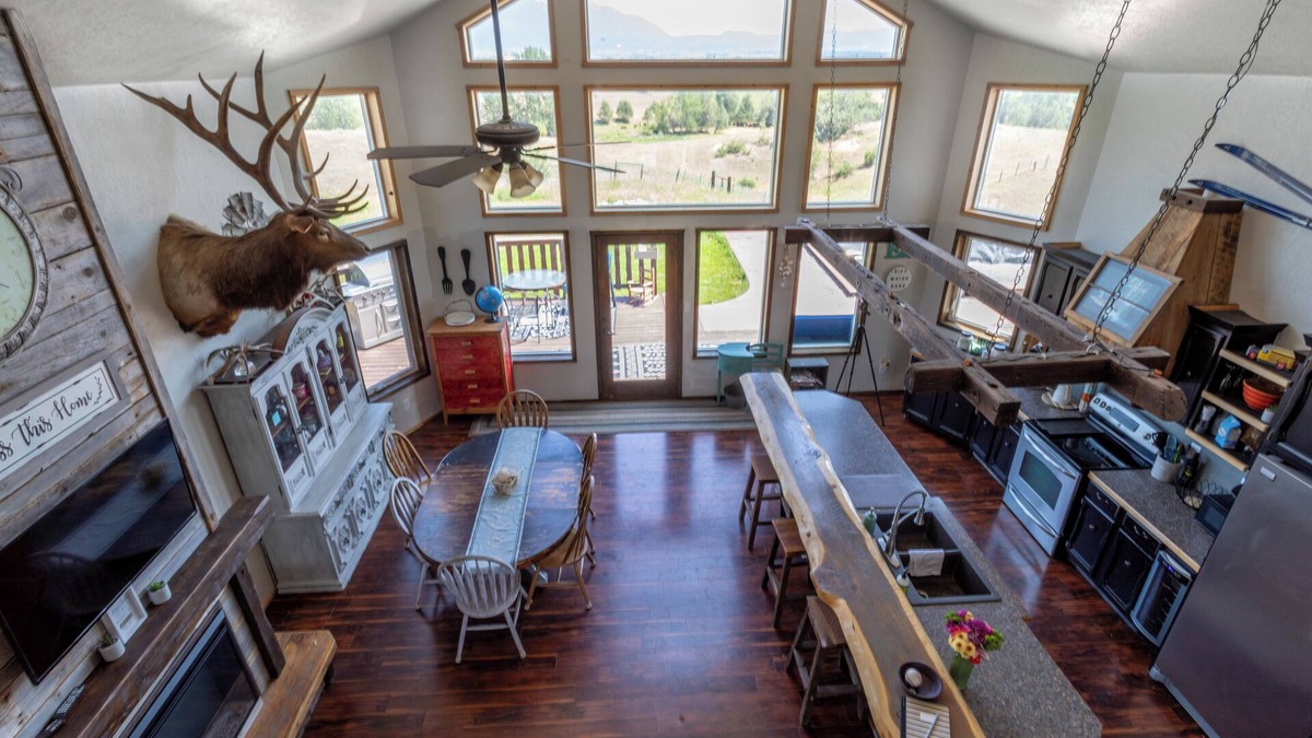 Charlo House | Rustically charming 4-bedroom house with WiFi and AC in Charlo