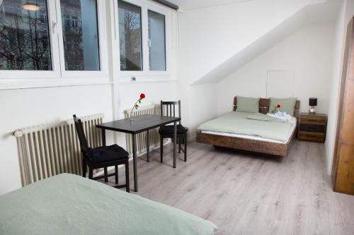 St. Gallen House | RUSTICO INN - SIMPLE ROOMS - OLMA Messen & Autobahn 1 Min, HSG 6 Min, Spital 7min, günstige Parkplätze