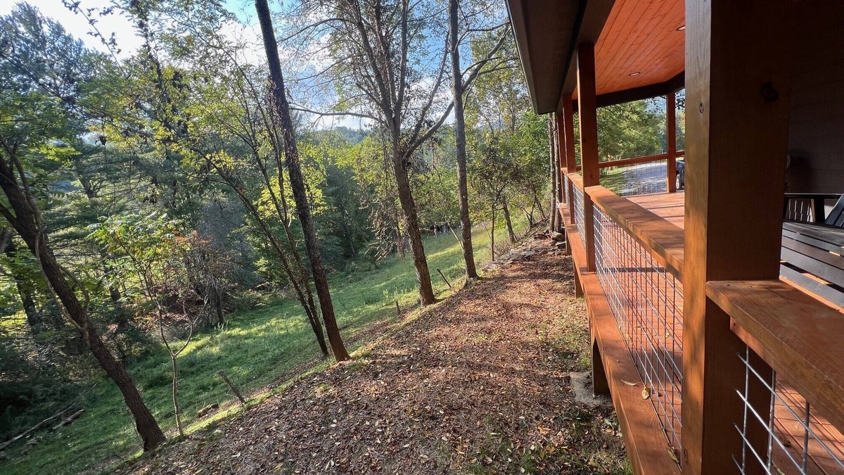 Burnsville House | Ruth's Place a private getaway located in the city limits feels like the country