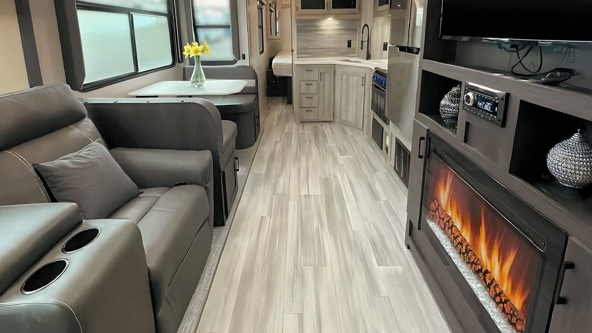 Kenora House | RV 8 Lake view with double over double bunks for the kids!